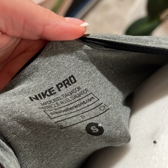 Nike Pro workout shirt - Picture 3 of 3